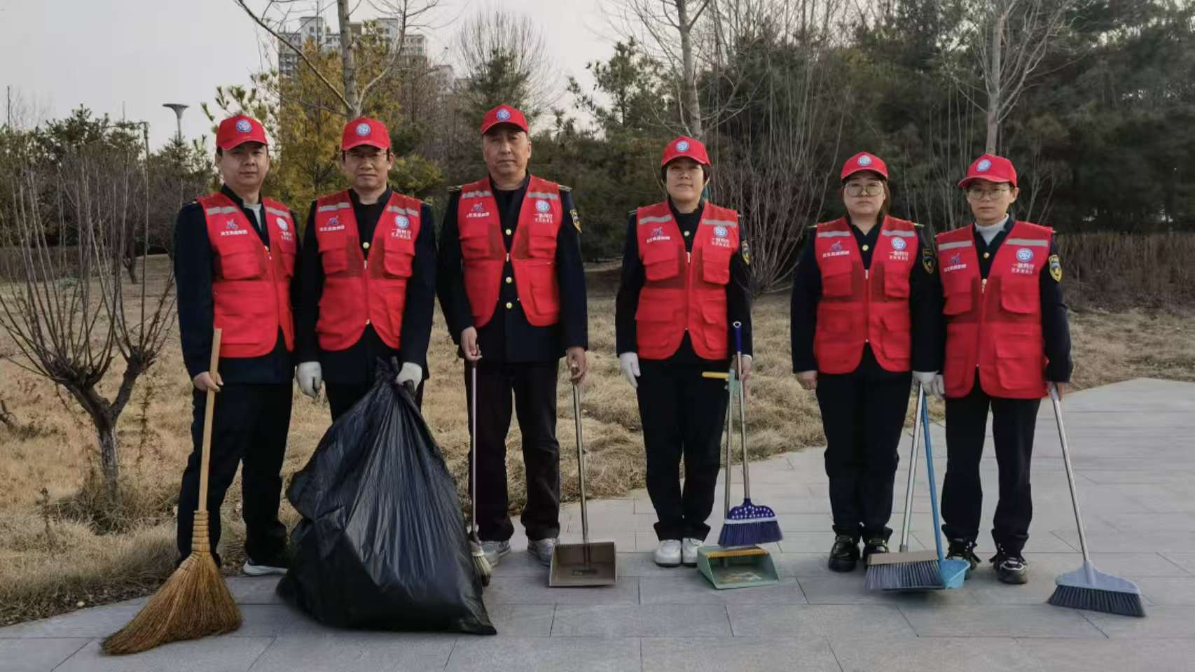 志愿红映春色，环保行动践初心 --廊坊分公司香河收费站开展学雷锋环保志愿行动