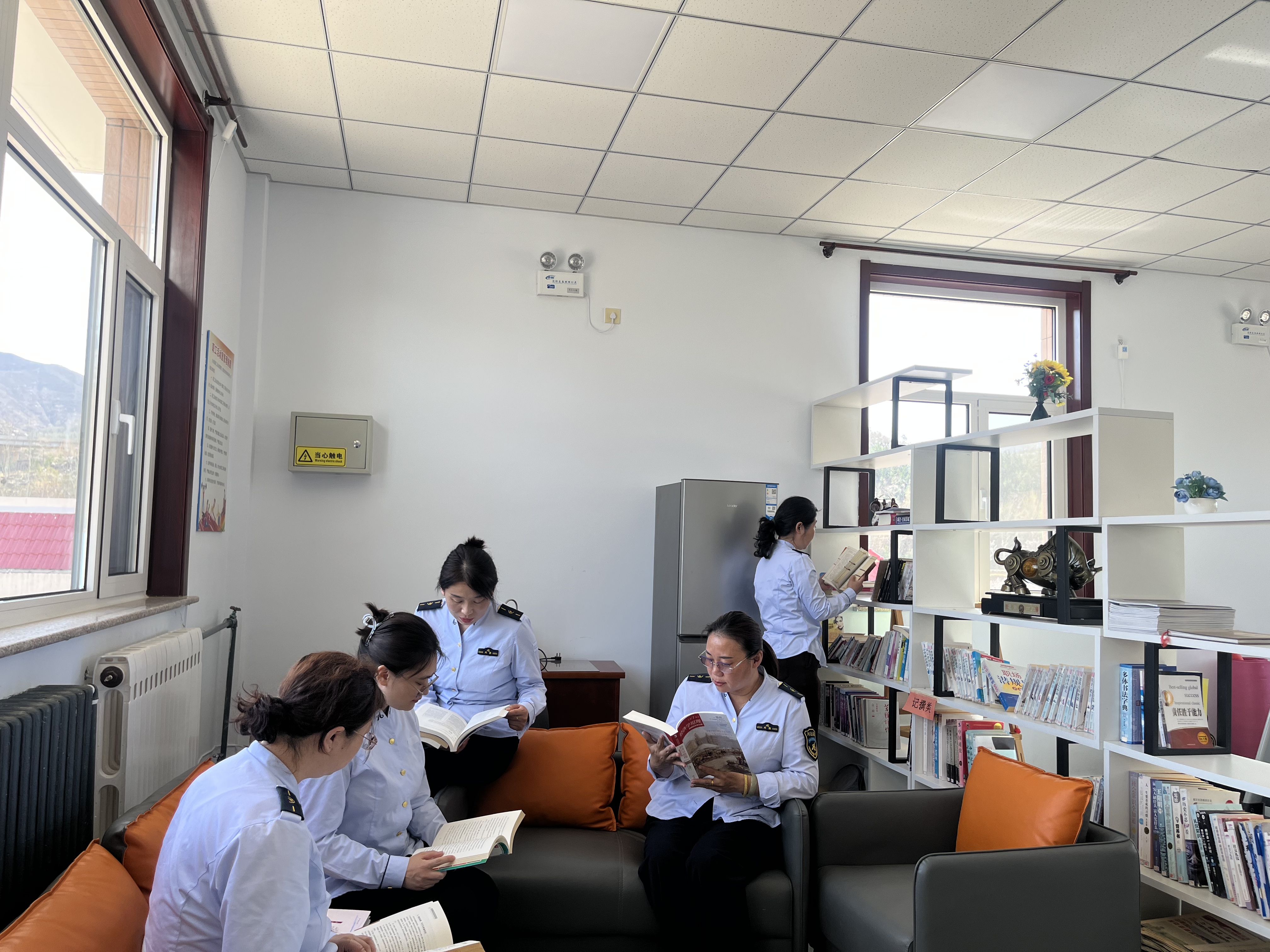 书香溢站，悦读致远   把图湾收费站共赴世界读书日之约
