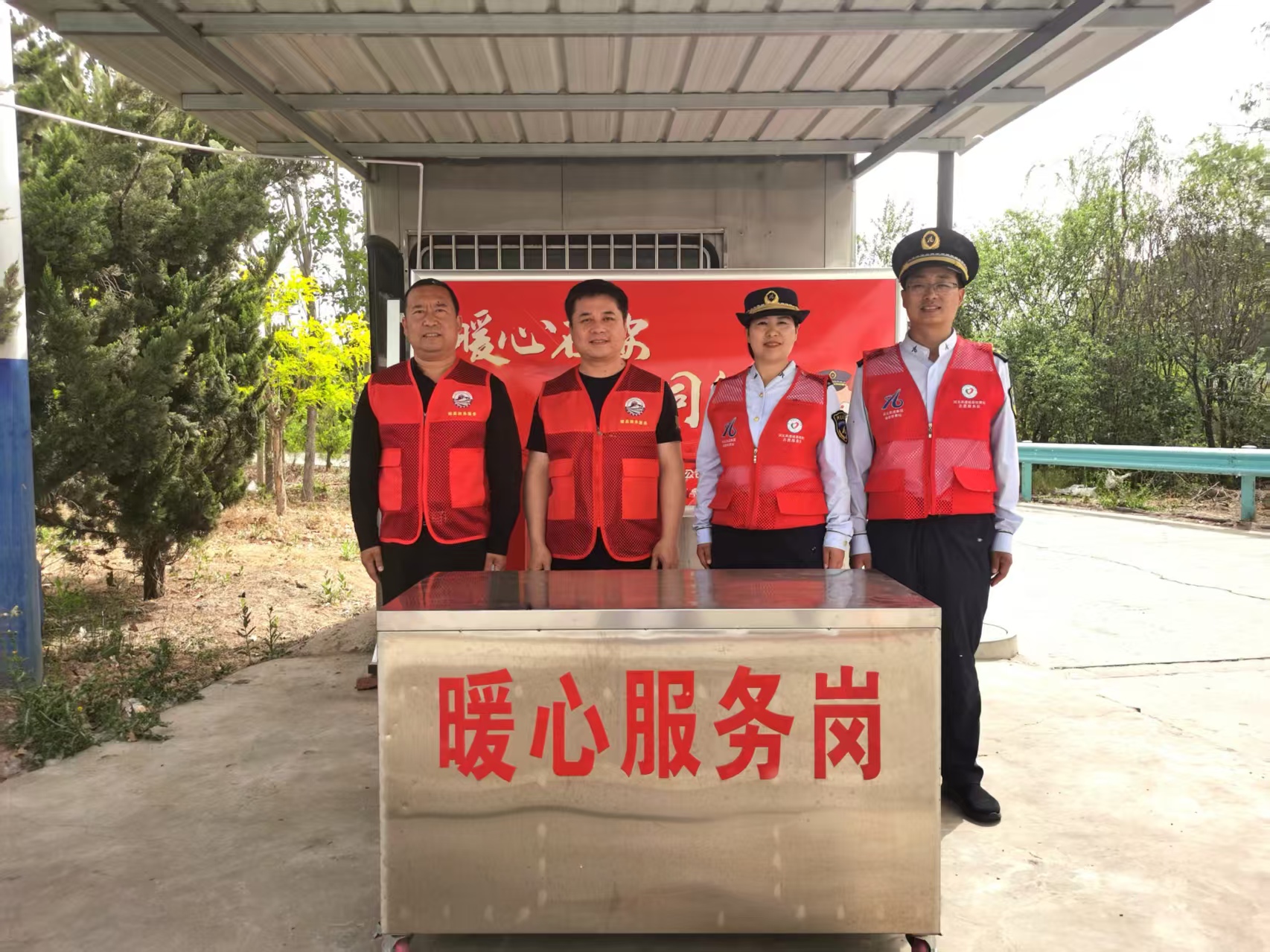 【党建引领】“磁润石安”映初心 暖心服务护五一